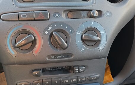 Toyota Yaris I рестайлинг, 2001 год, 250 000 рублей, 12 фотография