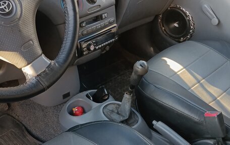Toyota Yaris I рестайлинг, 2001 год, 250 000 рублей, 7 фотография