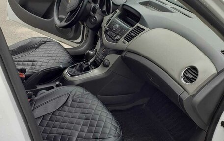 Chevrolet Cruze II, 2010 год, 589 000 рублей, 8 фотография