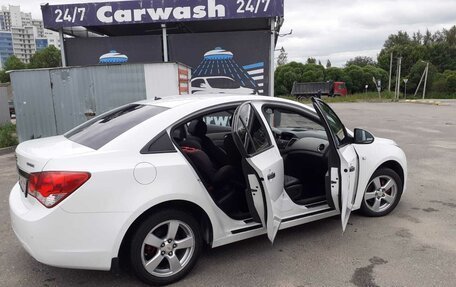 Chevrolet Cruze II, 2010 год, 589 000 рублей, 3 фотография