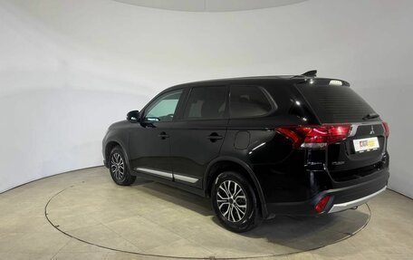 Mitsubishi Outlander III рестайлинг 3, 2018 год, 1 900 000 рублей, 9 фотография