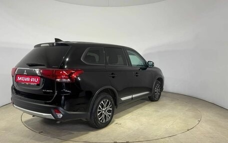Mitsubishi Outlander III рестайлинг 3, 2018 год, 1 900 000 рублей, 6 фотография