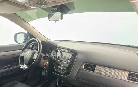 Mitsubishi Outlander III рестайлинг 3, 2018 год, 1 900 000 рублей, 15 фотография