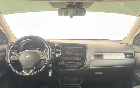 Mitsubishi Outlander III рестайлинг 3, 2018 год, 1 900 000 рублей, 17 фотография