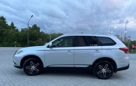 Mitsubishi Outlander III рестайлинг 3, 2018 год, 2 200 000 рублей, 7 фотография