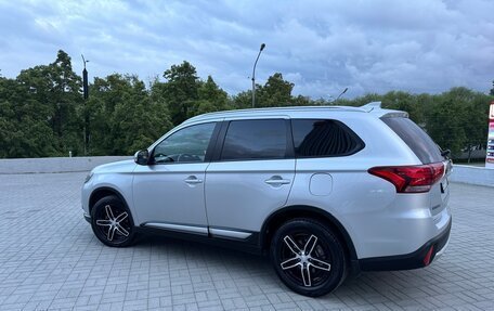 Mitsubishi Outlander III рестайлинг 3, 2018 год, 2 200 000 рублей, 14 фотография