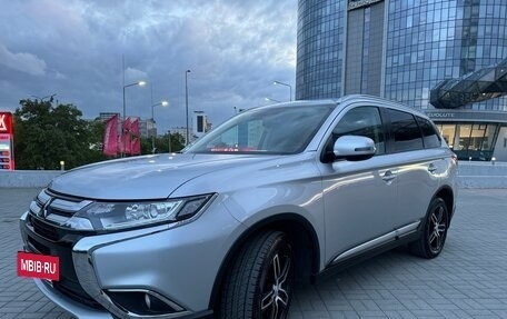 Mitsubishi Outlander III рестайлинг 3, 2018 год, 2 200 000 рублей, 13 фотография