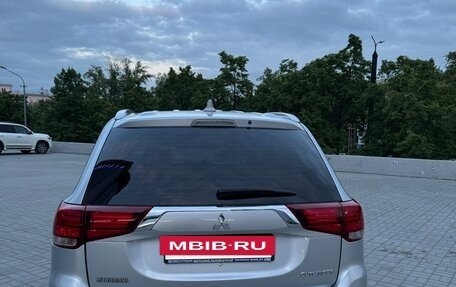 Mitsubishi Outlander III рестайлинг 3, 2018 год, 2 200 000 рублей, 10 фотография