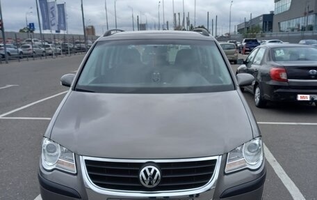 Volkswagen Touran III, 2008 год, 1 500 000 рублей, 2 фотография