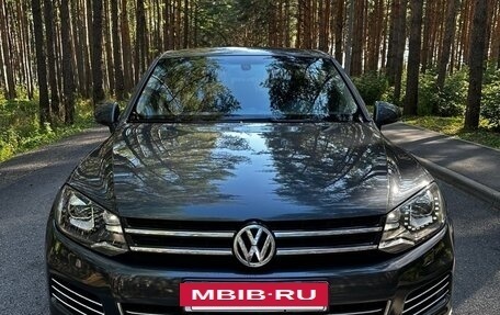 Volkswagen Touareg III, 2011 год, 1 700 000 рублей, 2 фотография