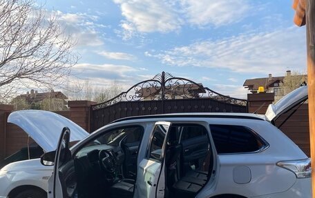 Mitsubishi Outlander III рестайлинг 3, 2013 год, 1 633 000 рублей, 4 фотография