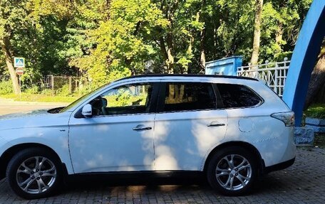 Mitsubishi Outlander III рестайлинг 3, 2013 год, 1 990 000 рублей, 4 фотография