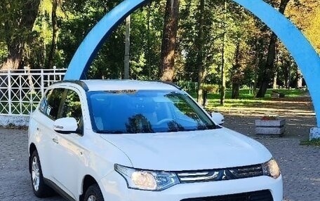 Mitsubishi Outlander III рестайлинг 3, 2013 год, 1 990 000 рублей, 7 фотография