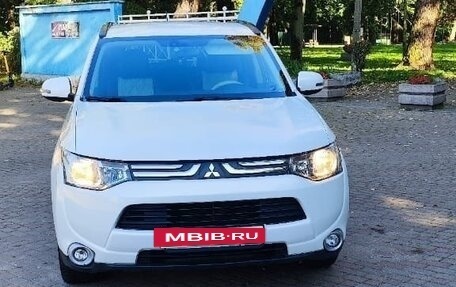 Mitsubishi Outlander III рестайлинг 3, 2013 год, 1 990 000 рублей, 9 фотография