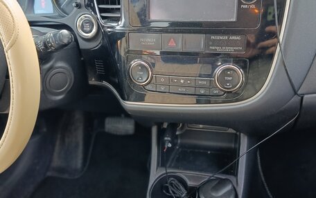 Mitsubishi Outlander III рестайлинг 3, 2013 год, 1 990 000 рублей, 22 фотография