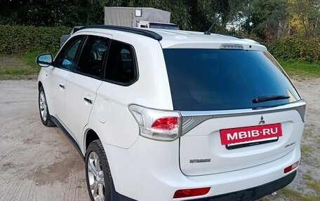 Mitsubishi Outlander III рестайлинг 3, 2013 год, 1 990 000 рублей, 31 фотография
