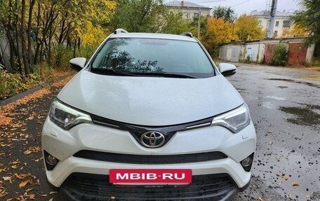 Toyota RAV4, 2018 год, 3 050 000 рублей, 8 фотография