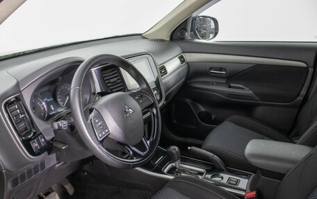 Mitsubishi Outlander III рестайлинг 3, 2018 год, 1 640 000 рублей, 10 фотография