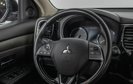 Mitsubishi Outlander III рестайлинг 3, 2018 год, 1 640 000 рублей, 15 фотография