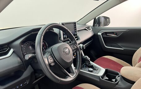 Toyota RAV4, 2020 год, 3 700 000 рублей, 10 фотография