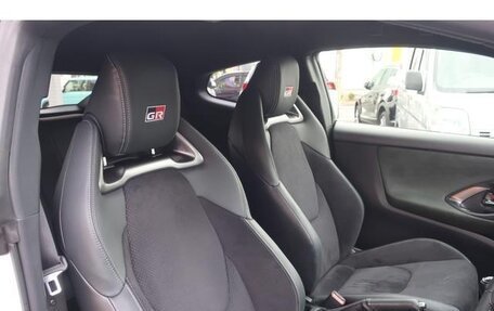 Toyota Yaris, 2022 год, 2 250 007 рублей, 18 фотография