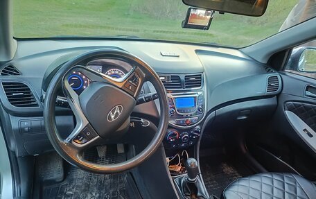 Hyundai Solaris II рестайлинг, 2011 год, 545 000 рублей, 5 фотография