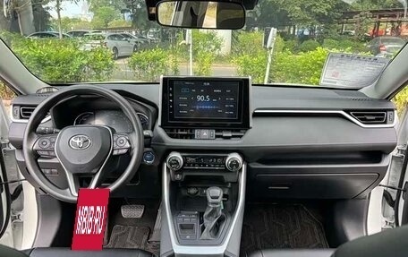 Toyota RAV4, 2021 год, 2 376 000 рублей, 5 фотография