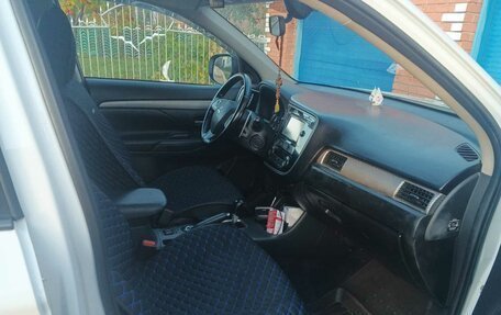 Mitsubishi Outlander III рестайлинг 3, 2013 год, 1 300 000 рублей, 8 фотография