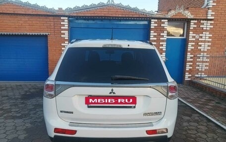 Mitsubishi Outlander III рестайлинг 3, 2013 год, 1 300 000 рублей, 3 фотография
