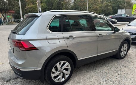 Volkswagen Tiguan II, 2021 год, 2 850 000 рублей, 2 фотография