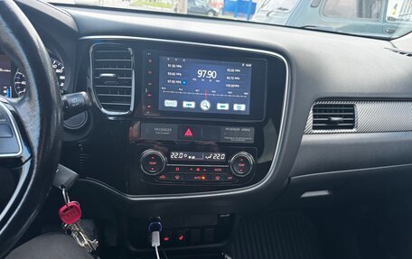 Mitsubishi Outlander III рестайлинг 3, 2018 год, 2 500 000 рублей, 2 фотография