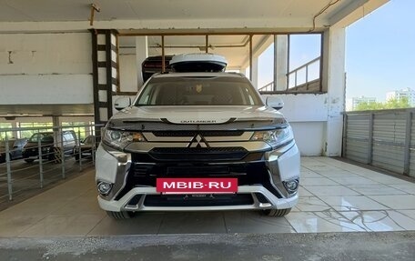 Mitsubishi Outlander III рестайлинг 3, 2021 год, 2 600 000 рублей, 3 фотография