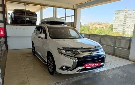 Mitsubishi Outlander III рестайлинг 3, 2021 год, 2 600 000 рублей, 2 фотография