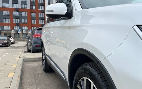 Mitsubishi Outlander III рестайлинг 3, 2015 год, 1 900 000 рублей, 16 фотография