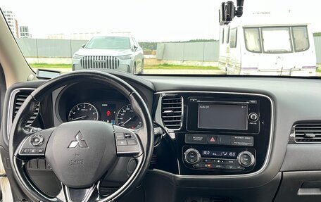 Mitsubishi Outlander III рестайлинг 3, 2015 год, 1 900 000 рублей, 10 фотография