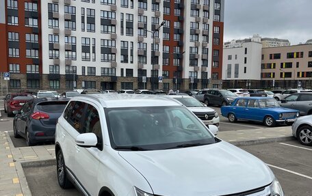 Mitsubishi Outlander III рестайлинг 3, 2015 год, 1 900 000 рублей, 17 фотография