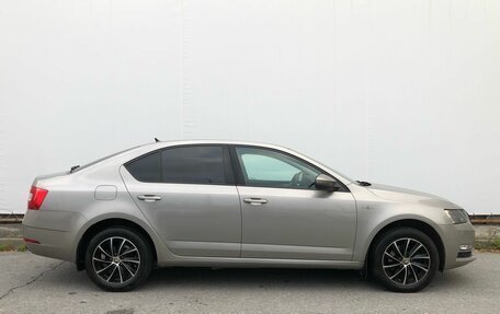 Skoda Octavia, 2018 год, 1 790 000 рублей, 6 фотография