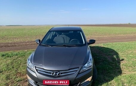 Hyundai Solaris II рестайлинг, 2015 год, 950 000 рублей, 1 фотография