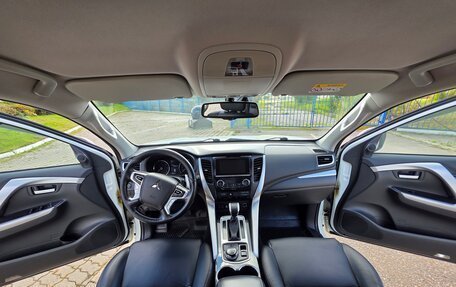 Mitsubishi Pajero Sport III рестайлинг, 2017 год, 2 850 000 рублей, 18 фотография