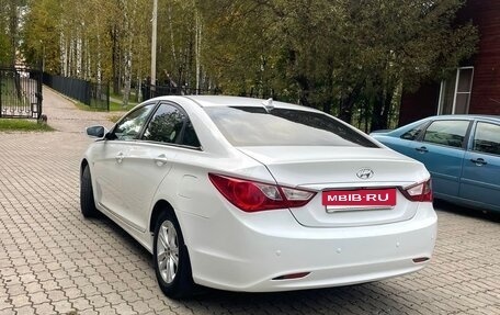 Hyundai Sonata VI, 2011 год, 780 000 рублей, 3 фотография