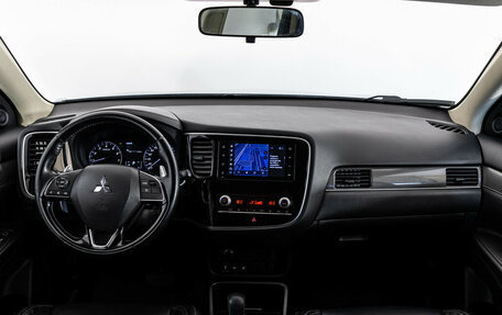 Mitsubishi Outlander III рестайлинг 3, 2020 год, 2 199 000 рублей, 10 фотография