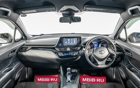 Toyota C-HR I рестайлинг, 2016 год, 1 685 000 рублей, 8 фотография