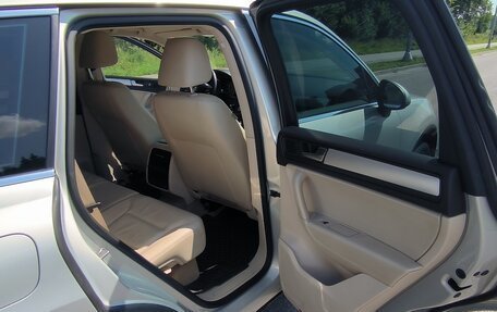 Volkswagen Touareg III, 2011 год, 1 990 000 рублей, 2 фотография