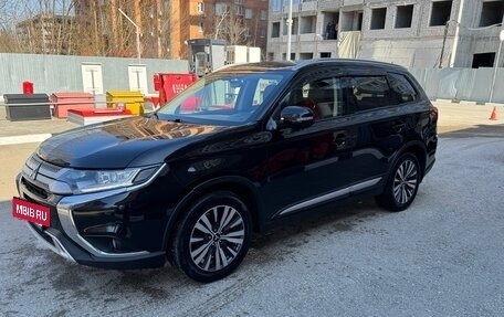 Mitsubishi Outlander III рестайлинг 3, 2020 год, 1 790 000 рублей, 3 фотография