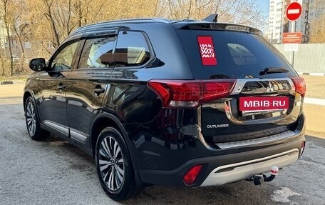 Mitsubishi Outlander III рестайлинг 3, 2020 год, 1 790 000 рублей, 4 фотография