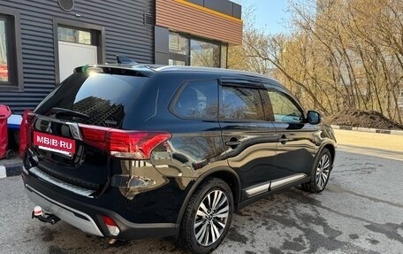 Mitsubishi Outlander III рестайлинг 3, 2020 год, 1 790 000 рублей, 5 фотография