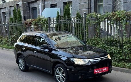 Mitsubishi Outlander III рестайлинг 3, 2013 год, 1 575 000 рублей, 4 фотография