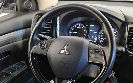 Mitsubishi Outlander III рестайлинг 3, 2018 год, 1 999 000 рублей, 13 фотография