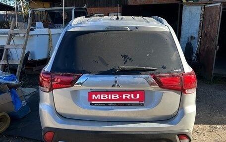 Mitsubishi Outlander III рестайлинг 3, 2015 год, 1 800 000 рублей, 3 фотография