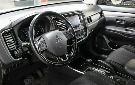 Mitsubishi Outlander III рестайлинг 3, 2017 год, 1 849 000 рублей, 15 фотография